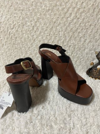 Zapatos de tacón marrones piel nuevos