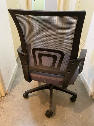Silla de oficina gris con respaldo de malla