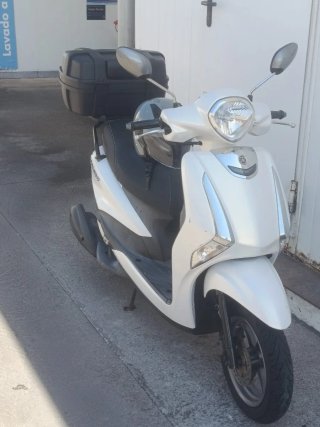 Moto Scooter Blanca y Negra Lista