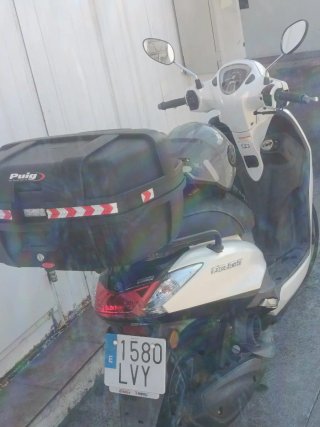 Moto Scooter Blanca y Negra Lista