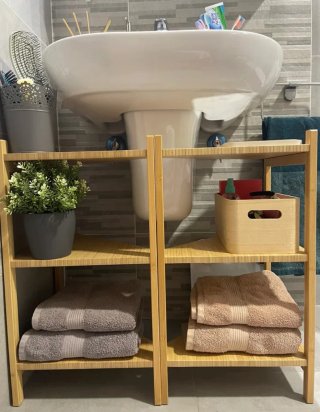 Mueble esquinero de bambú para lavabo.