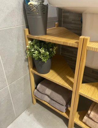 Mueble esquinero de bambú para lavabo.