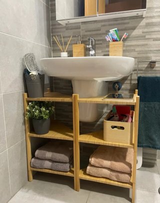 Mueble esquinero de bambú para lavabo.
