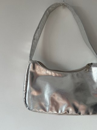 Bolso de hombro plateado