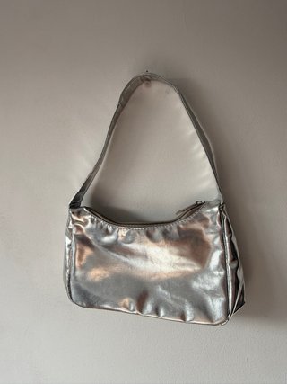 Bolso de hombro plateado