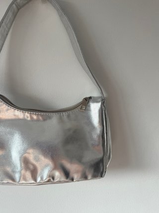 Bolso de hombro plateado