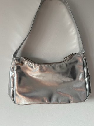 Bolso de hombro plateado