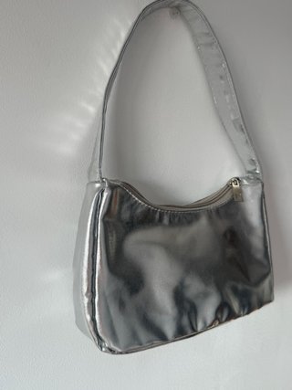 Bolso de hombro plateado