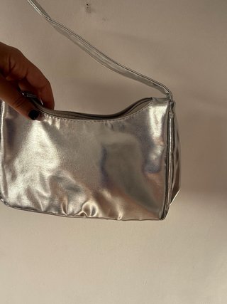 Bolso de hombro plateado