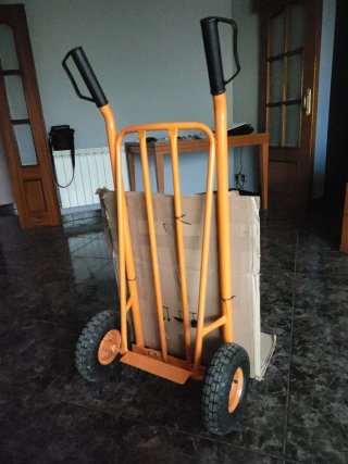 Carretilla naranja con ruedas