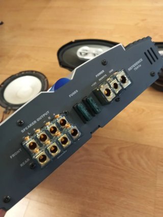 Amplificador Infinity y altavoces