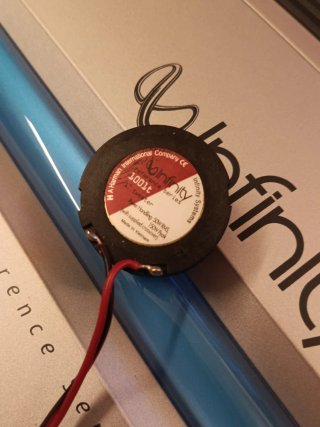 Amplificador Infinity y altavoces