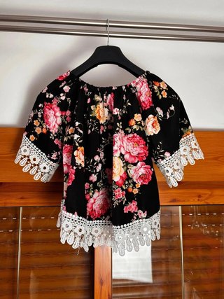 Blusa de flores con puntilla Made in Italy