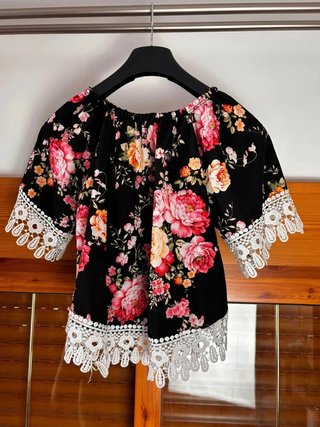 Blusa de flores con puntilla Made in Italy