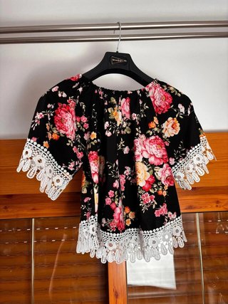 Blusa de flores con puntilla Made in Italy