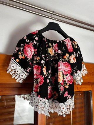 Blusa de flores con puntilla Made in Italy