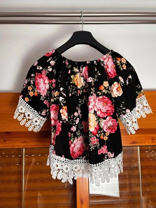 Blusa de flores con puntilla Made in Italy
