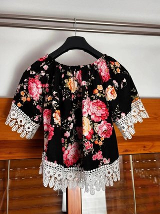 Blusa de flores con puntilla Made in Italy