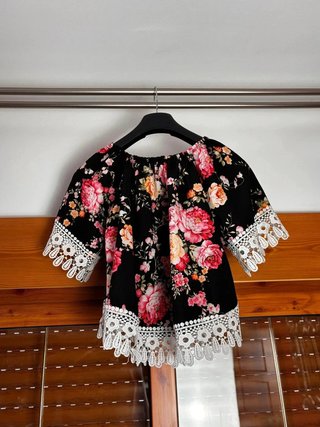 Blusa de flores con puntilla Made in Italy