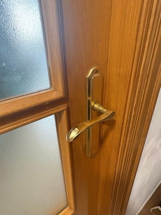 Puerta de roble con cristal