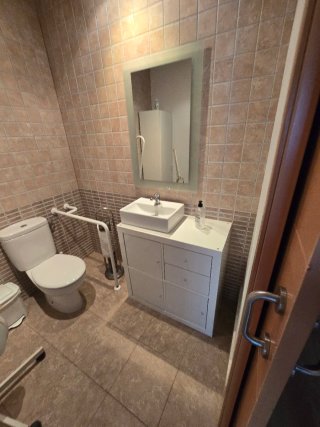 Mueble de baño blanco y madera
