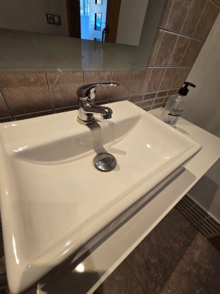 Mueble de baño blanco y madera