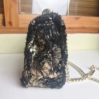 bolso bandolera O&A Italy negro dorado efecto pelo