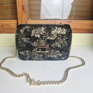 bolso bandolera O&A Italy negro dorado efecto pelo