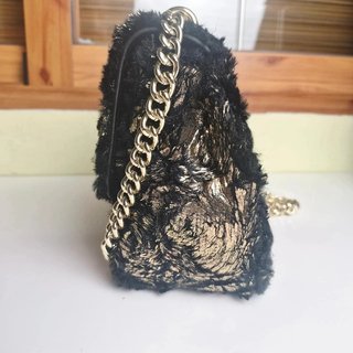 bolso bandolera O&A Italy negro dorado efecto pelo