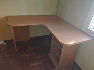 Escritorio de madera en L con estantes integrados