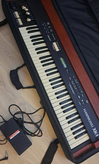 Órgano Hammond XK-1 con funda y pedal