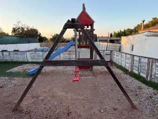 Parque infantil con tobogán y columpios