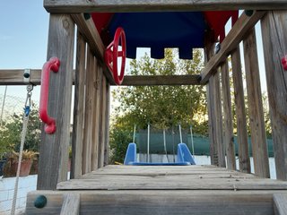 Parque infantil con tobogán y columpios
