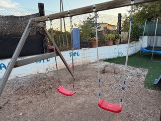 Parque infantil con tobogán y columpios