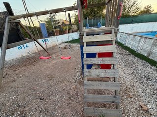 Parque infantil con tobogán y columpios