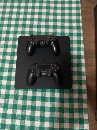 PS4 Slim + 2 controller e un gioco (The Last of Us)