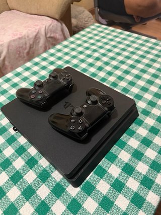 PS4 Slim + 2 controller e un gioco (The Last of Us)