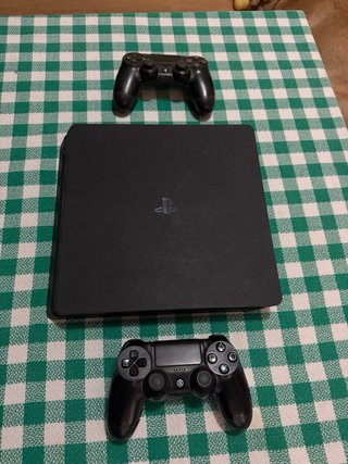 PS4 Slim + 2 controller e un gioco (The Last of Us)