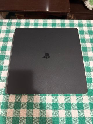 PS4 Slim + 2 controller e un gioco (The Last of Us)