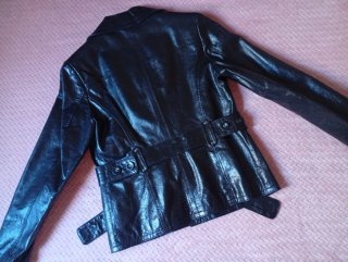 Cazadora de cuero negra