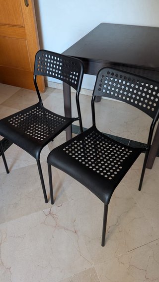 Mesa de comedor oscura extensible con sillas