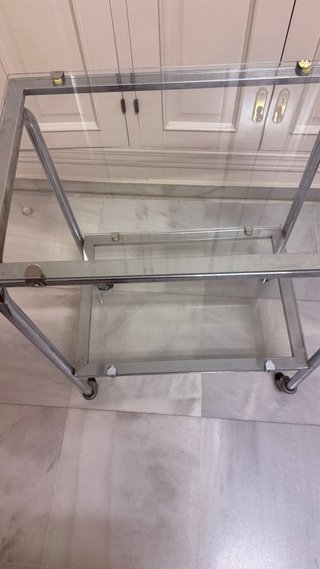 Mesita auxiliar cristal en ruedas 2 baldas