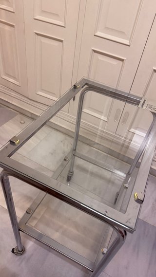 Mesita auxiliar cristal en ruedas 2 baldas