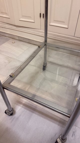 Mesita auxiliar cristal en ruedas 2 baldas