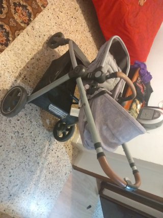 Carrito de bebé gris