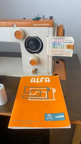 Armario de madera con máquina de coser Alpha