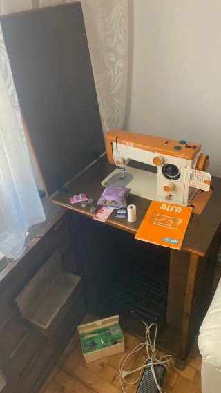 Armario de madera con máquina de coser Alpha
