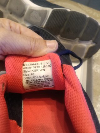 Zapatillas deportivas azules y rosas