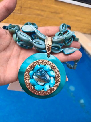 Collar con cuentas turquesas y detalles dorados
