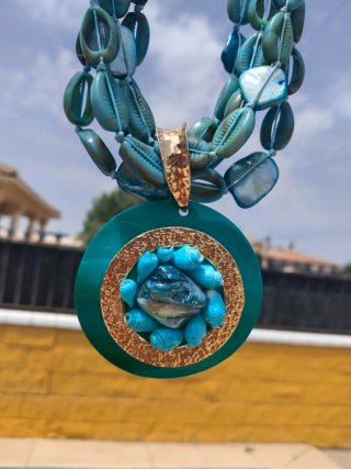 Collar con cuentas turquesas y detalles dorados